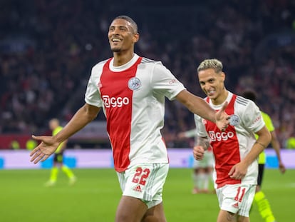 Sebastian Haller celebra haber marcado el cuarto gol del Ajax contra el Borussia Dortmund.