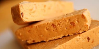 Tableta de turrón de Jijona.