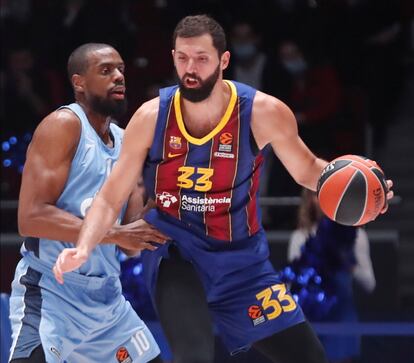 Mirotic, defendido por Will Thomas en el Zenit-Barça.