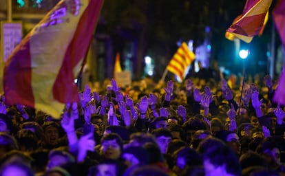 Banderas de España y Cataluña son ondeadas por los manifestantes frente a la sede del PSOE en Madrid.