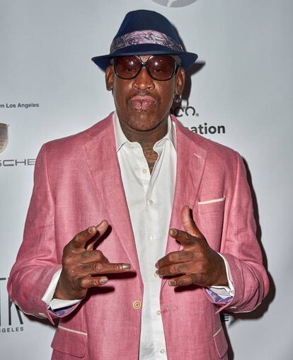 El polémico exjugador de la NBA Dennis Rodman (Nueva Jersey, 1961) ya solo sale en los medios cada vez que habla, con bastante mal gusto, de su vida sexual: que si se ha acostado con 2.000 mujeres, que si 500 de ellas solo buscaban su dinero, que algunas le contagiaron enfermedades de transmisión sexual y que no todas estaban sobrias. Su anécdota favorita es la de la noche en la que se acostó con Madonna, que según Rodman intentó quedarse embarazada de él. Madonna ha tomado malas decisiones a lo largo de su vida, pero esta habría sido la peor de todas. En la imagen, Dennis Rodman en la cuarta edición del Smash Global en 2016, en Los Ángeles, California.