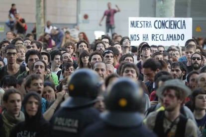 Los manifestantes, jóvenes en su mayoría, profieren consignas contestatarias ante la llegada de los diputados al Parlament.