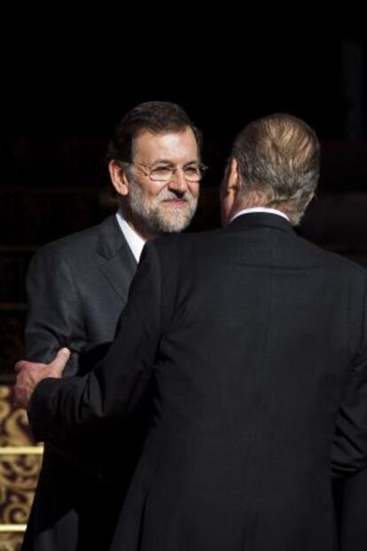 Rajoy Charla con el Rey, ayer en la inauguraci&oacute;n de la nueva legislatura.