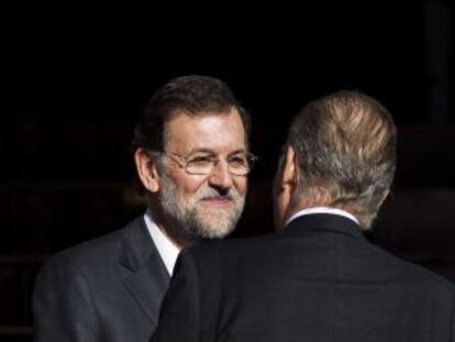Rajoy Charla con el Rey, ayer en la inauguración de la nueva legislatura.