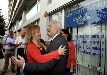 La ministra de Sanidad, Leire Pajín, saluda al exministro de Asuntos Exteriores Miguel Ángel Moratinos.