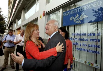 La ministra de Sanidad, Leire Paj&iacute;n, saluda al exministro de Asuntos Exteriores Miguel &Aacute;ngel Moratinos.