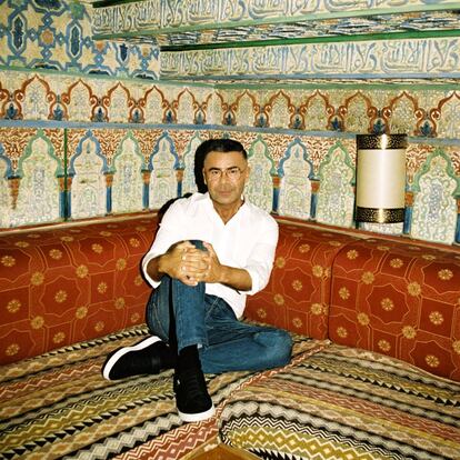 El presentador en la habitación marroquí de su casa. 