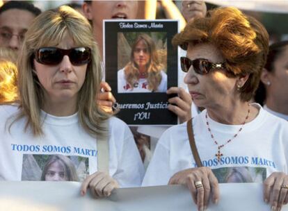 Eva Casanueva y Teresa Núñez, madre y abuela de la joven, durante una manifestación el pasado lunes por las calles de Sevilla.