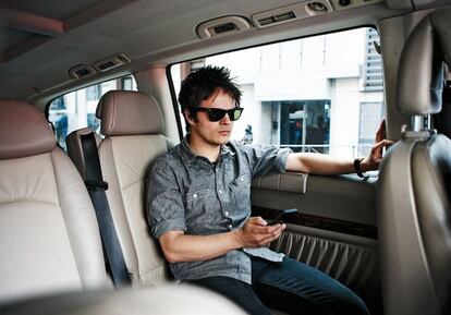 El pianista británico Jamie Cullum, recorriendo en furgoneta las calles de Madrid.