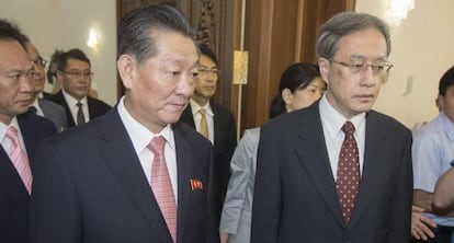 Song Il-ho, líder de la delegación norcoreana, y Junichi Ihara, representante de Japón, el pasado 1 de julio en Pekín. 