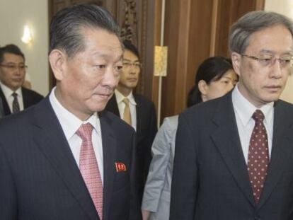 Song Il-ho, líder de la delegación norcoreana, y Junichi Ihara, representante de Japón, el pasado 1 de julio en Pekín.