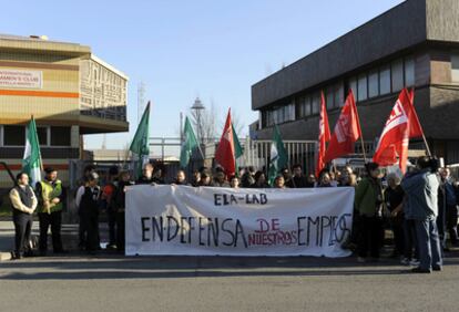 Los sindicatos protestan en el Puerto por el cierre del <i>Pride of Bilbao</i>