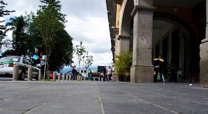 Xalapa (México) le está robando espacio al coche para entregárselo al peatón. Es una ciudad mediana (algo más de medio millón de habitantes) que cumple un patrón que se repite con frecuencia en urbes de este tamaño: el 75% de su suelo está dedicado a vías para los automóviles, pero estos solo transportan al 15% de la población. En la imagen se puede ver la diferencia de tono entre la acera antigua y la que se ha ampliado recientemente.
