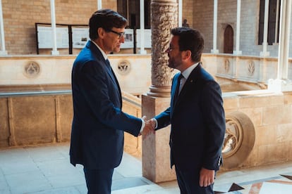 Salvadador Illa y Pere Aragones se saludan en el Palau de la Generalitat.