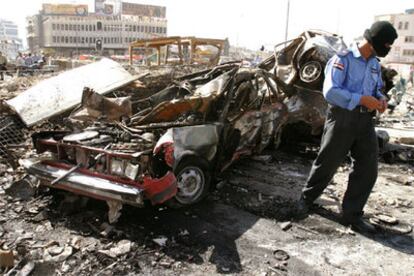 Un policía iraquí revisa los daños producidos por el coche bomba en la comisaría de Bab Al Tub.