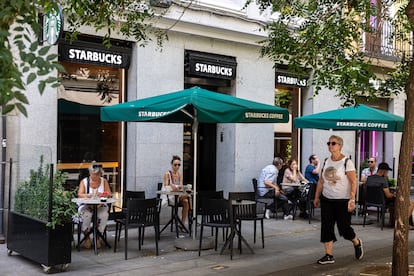 Cafetería de Starbucks en la calle Preciados de Madrid. 