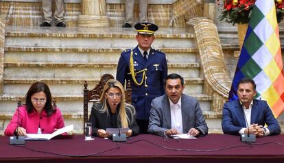 Jeanine Áñez, presidenta interina de Bolivia, con parte de su gabinete durante una comparecencia.