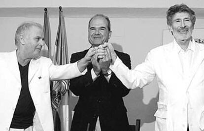 Barenboim, Chaves y Said, ayer, tras la firma del acuerdo para constituir la Fundación para la Música y el Pensamiento.