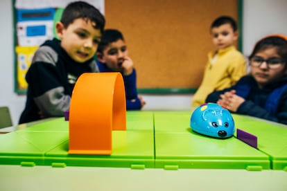 Alumnos del colegio público Agro do Muíño, en Ames, durante una actividad del programa Tardes divertidas. Los niños se quedan al cuidado de monitores después de las clases. Muy pocos se quedan hasta la hora límite, las 21.00; en general les recogen sobre las 18.00 y 18.30, explican las monitoras. 