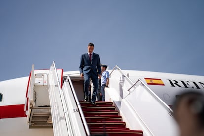Pedro Sánchez baja del avión oficial en su viaje a Mauritania esta semana.