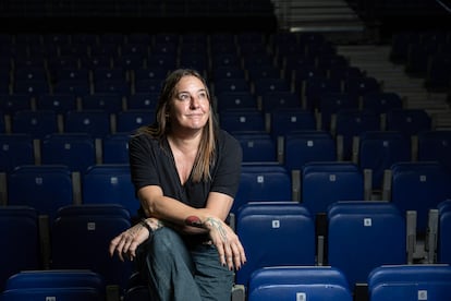 Paz Aparicio, directora del Movistar Arena, posa en las gradas del recinto madrileño.