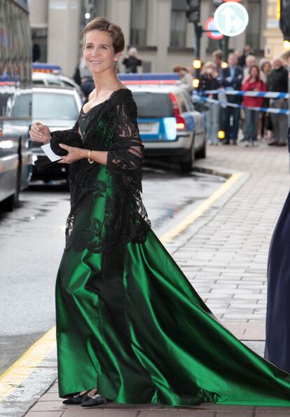 La infanta Elena es una de las asistentes más elegantes a la cena de gala que se celebra esta noche en Estocolmo previa al enlace real de mañana.