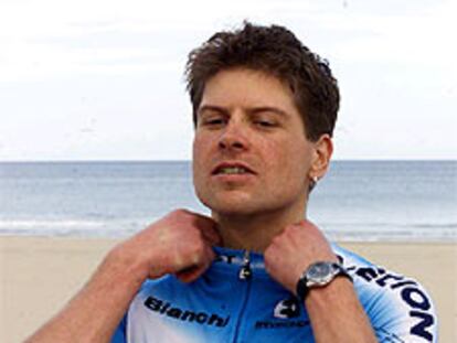 Jan Ullrich, en la playa de Gandia, con el nuevo maillot del Coast.