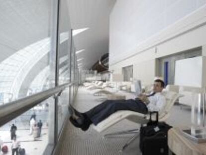 Sala de espera destinada a la clase &lsquo;business&rsquo; de Emirates en el aeropuerto de Dub&aacute;i.