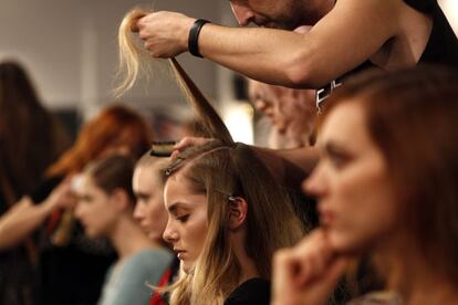 Las modelos se preparan en maquillaje y peluquería para los desfiles de Juanjo Oliva y Amaya Arzuaga.