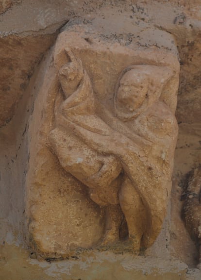 Monje con un pene de gran tama?o en ereccin en un canecillo de la iglesia de Nuestra se?ora de la Asuncin en Sequera de Fresno (Segovia), en una imagen cedida por la editorial.