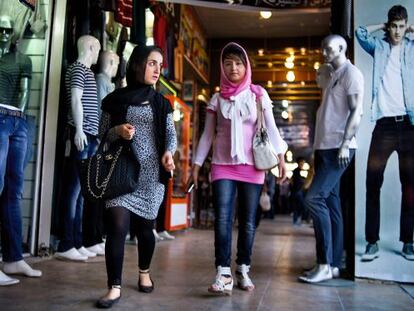 J&oacute;venes comprando en Suleimaniya, en el Kurdist&aacute;n iraqu&iacute;.