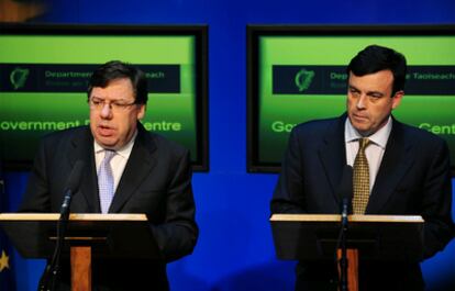 El primer ministro irlandés, Brian Cowen, y su ministro de Finanzas, Brian Lenihan, ofrecen explicaciones sobre la aceptación del rescate europeo.