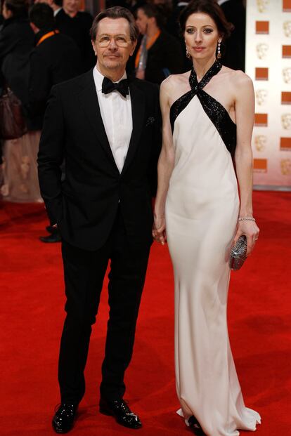 Gary Oldman con su mujer Alexandra Edenborough, en blanco y negro.