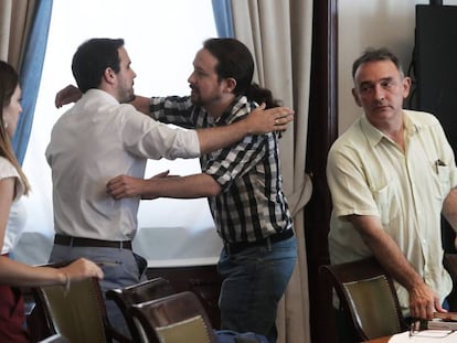 Pablo Iglesias, Alberto Garzón y Enrique Santiago, en una reunión en el Congreso del grupo confederal de Unidas Podemos, el pasado julio.
