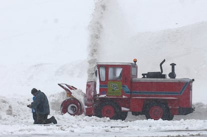 Una máquina quitanieve limpia el aparcamiento de la estación de eski de Alto Campoo (Cantabria).