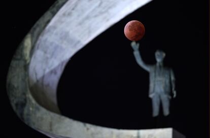 El primer eclipse total de luna vista desde la ciudad de Brasilia (Brasil).