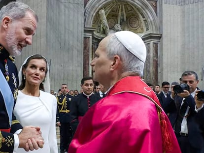 Los Reyes de España, Felipe VI y Letizia, conversan con el papa León XIV, tras finalizar la misa del inicio del pontificado este domingo en la plaza de San Pedro en el Vaticano.