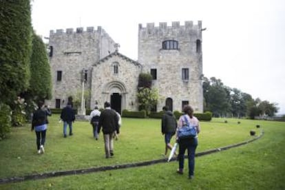 Un grupo de turistas visita el Pazo de Meirás en Sada (A Coruña) en 2017.