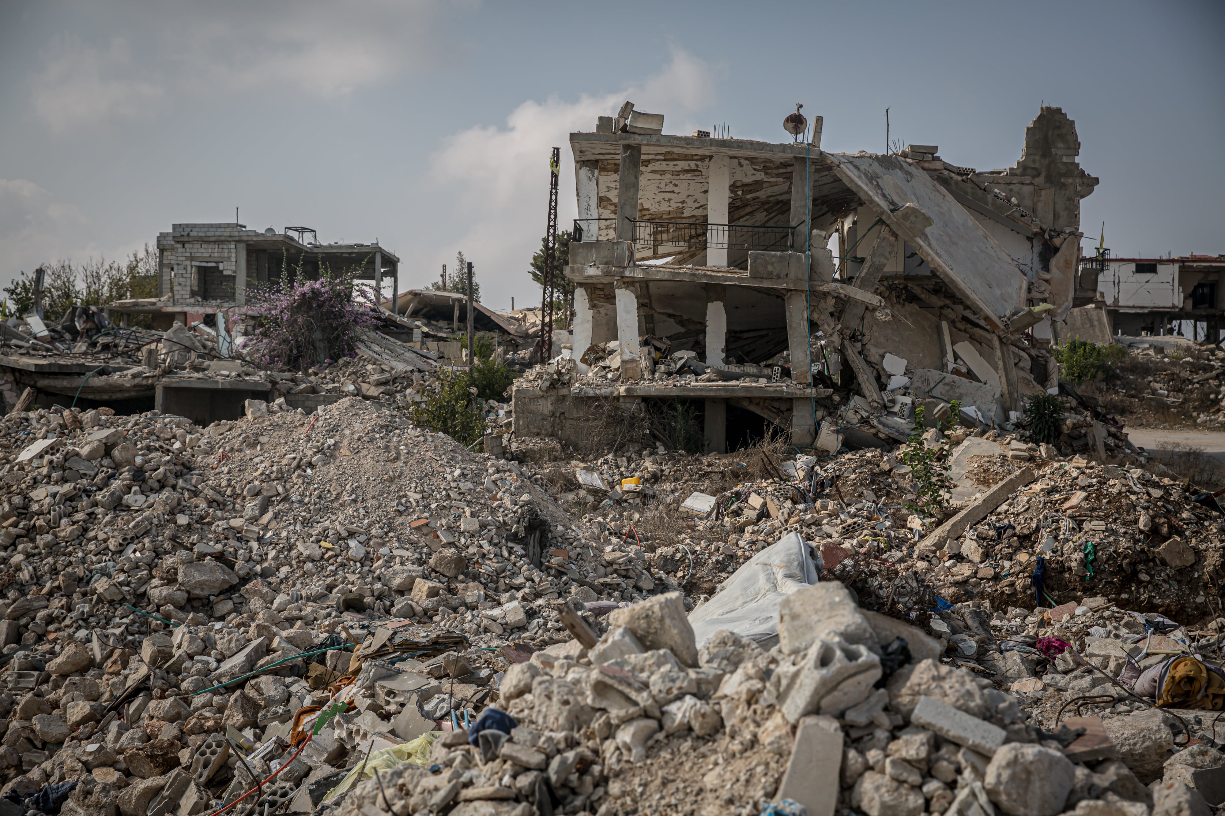 Israel retiene a la fuerza a 22 libaneses pese a la tregua con Hezbolá: “Solo quiero saber si sigue vivo”