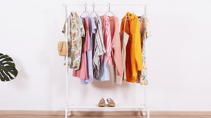 Una manera práctica de localizar rápidamente la prenda ideal y conseguir una bonita decoración. GETTY IMAGES.