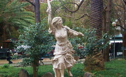 Escultura de María da Fonte, en el parque lisboeta de Campo de Ourique.