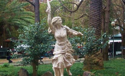 Escultura de María da Fonte, en el parque lisboeta de Campo de Ourique.