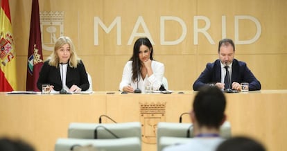 La vicealcaldesa Begoña Villacís (en medio) con Inmaculada Sanz y José Aniorte el jueves en el Ayuntamiento.