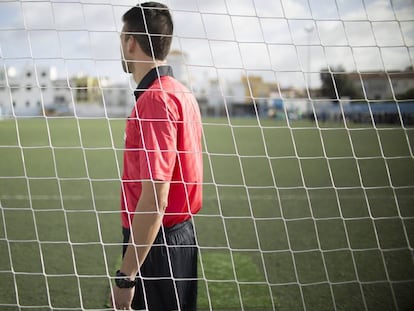 L'àrbitre Felipe Fernández, abans d'un partit a La Algaba (Sevilla).