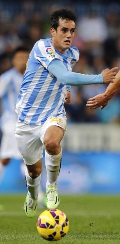El malaguista Juanmi conduce un balón.