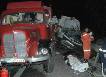 Estado en el que quedaron dos vehículos que colisionaron ayer en la A-92 en Loja (Granada) y en la que murió un hombre de 21 años.