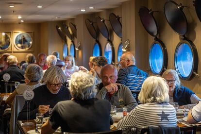 Pasajeros del ‘Ventus’ durante la cena de bienvenida en el comedor Patagonia al comienzo del crucero de exploración por los fiordos y canales de Tierra del Fuego.