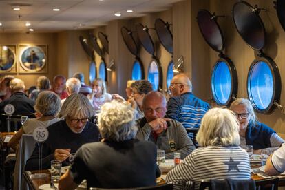 Pasajeros del ‘Ventus’ durante la cena de bienvenida en el comedor Patagonia al comienzo del crucero de exploración por los fiordos y canales de Tierra del Fuego. 