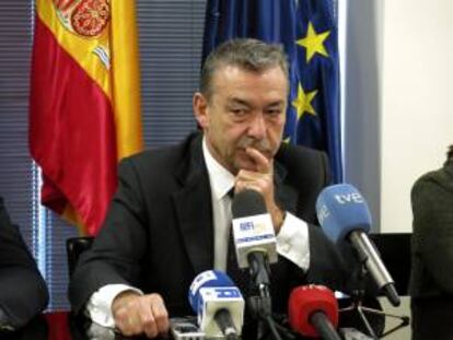 El presidente del Gobierno de Canarias, Paulino Rivero, pedirá hoy a la Comisión Europea (CE) que ponga en marcha una "acción extraordinaria" para mejorar la situación del empleo en ésta y en las otras regiones ultraperiféricas de la UE, según explicó hoy en rueda de prensa.