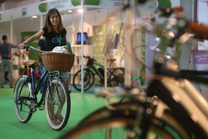 Una joven prueba una bicicleta de paseo en FestiBike, en el recinto Ferial de la Casa de Campo.